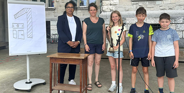 Präsidium Schülerparlament und Macherinnen der Schule Bühl, von rechts nach links: Nils, Erik, Sophia, Bianca Guggenheim (Fachlehrperson), Moria Zürrer (Schulleitung)