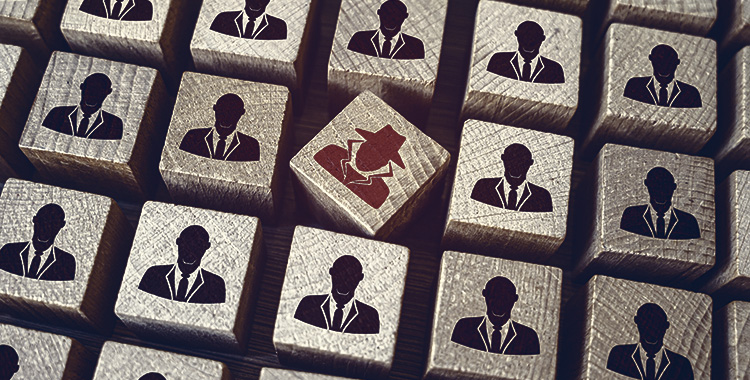 Würfel mit Silhouetten von Personen, ein Würfel ist anders