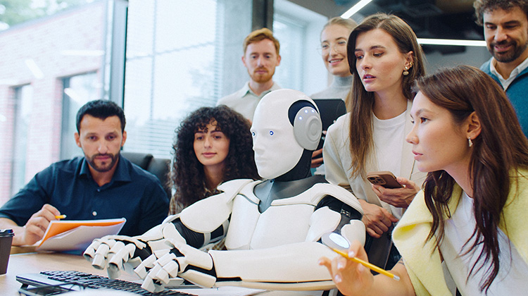 Menschen am PC um einen humanoiden Roboter