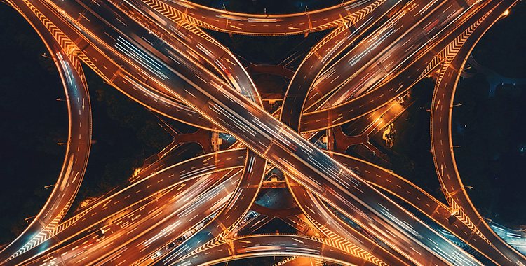 Autobahnkreuz bei Nacht