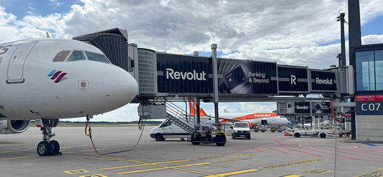 Fingerdock am Flughafen mit Revolut-Werbung