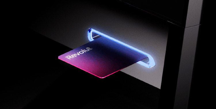 Kartenausgabe im Geldautomaten der Challenger-Bank Revolut
