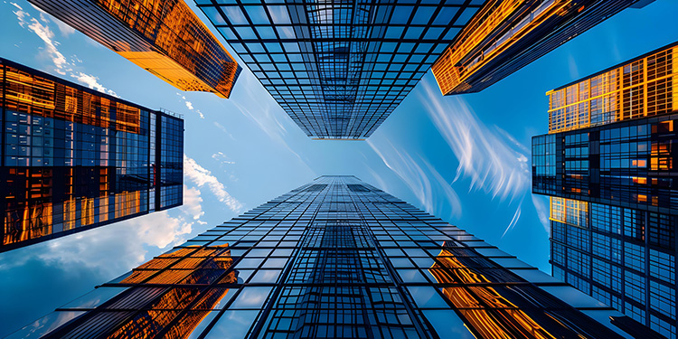 Skyscraper von unten, oben ein Stück Himmel sichtbar