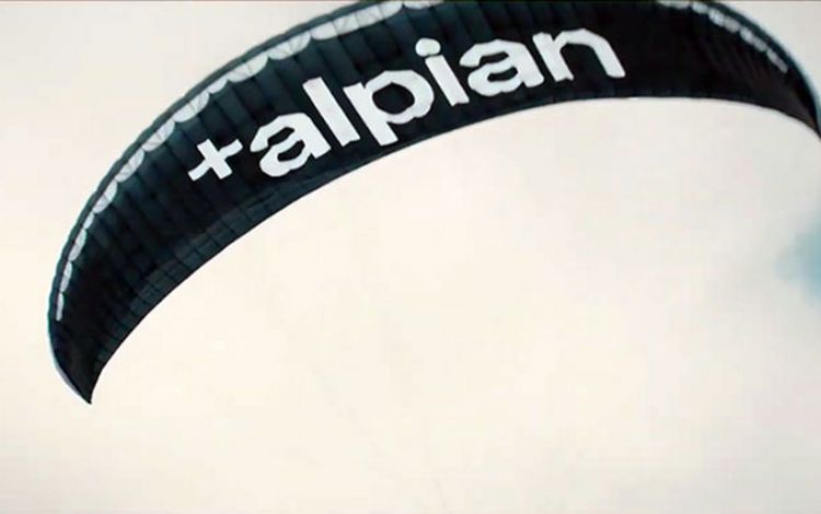 Alpian-Logo auf einem Gleitschirm