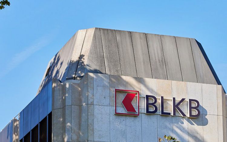 Das Logo der BLBK am Gebäude des Hauptsitzes in Liestal