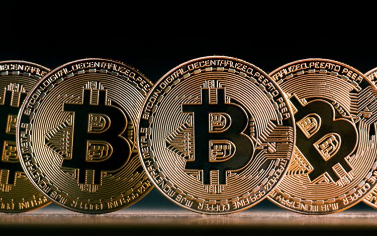 Bitcoin als Münzen nebeneinander aufgereiht