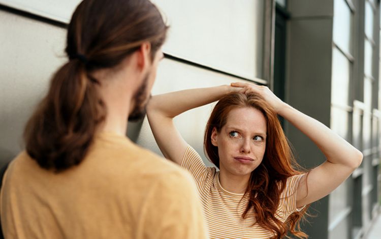 Junge Menschen, junge Frau mit zweifelndem Gesicht