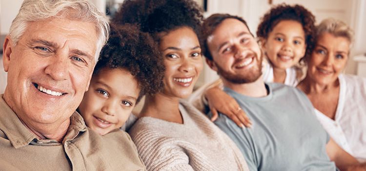 Drei Generationen einer Familie auf dem Sofa