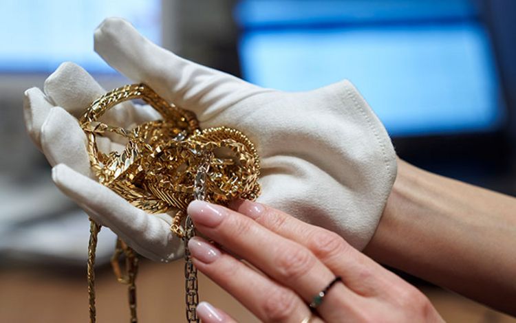Frauenhand mit Altgold