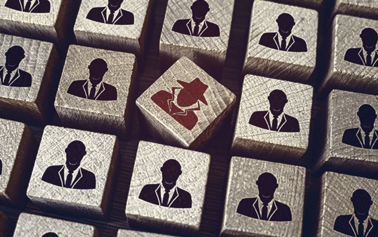 Würfel mit Silhouetten von Personen, ein Würfel ist anders