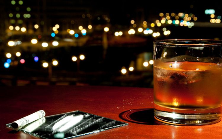 Simulationsbild von Kokain und Whiskey