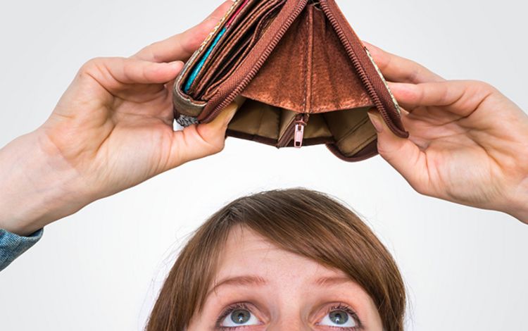 Junge Frau dreht ihre Brieftasche um, sie ist leer