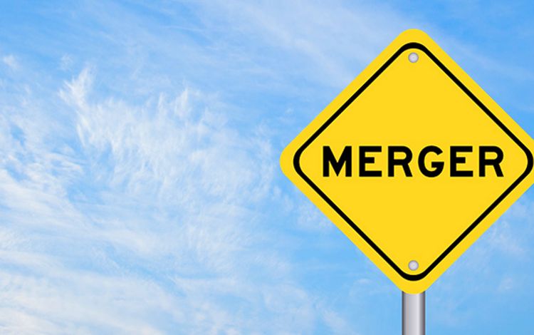 Verkehrsschild mit Aufschrift "Merger" vor blauem Himmel