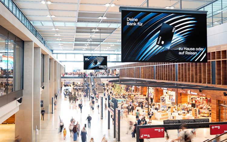 Flughafen-Terminal mit Werbung der Challenger-Bank Revolut