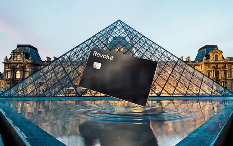 Debitkarte der Neo-Bank Revolut vor dem Louvre in Paris