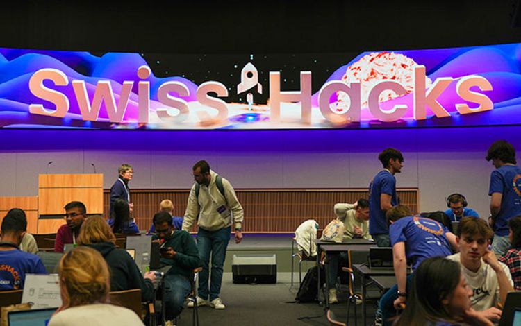 Blick auf die Bühne des SwissHacks 2025