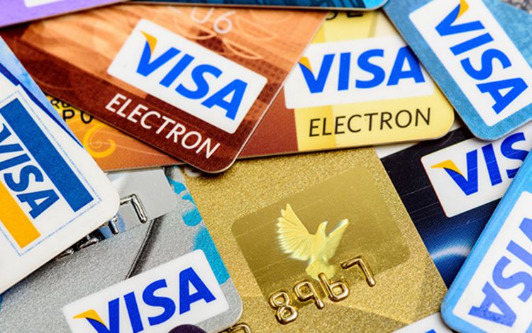 Visa Kreditkarten auf einem Tisch