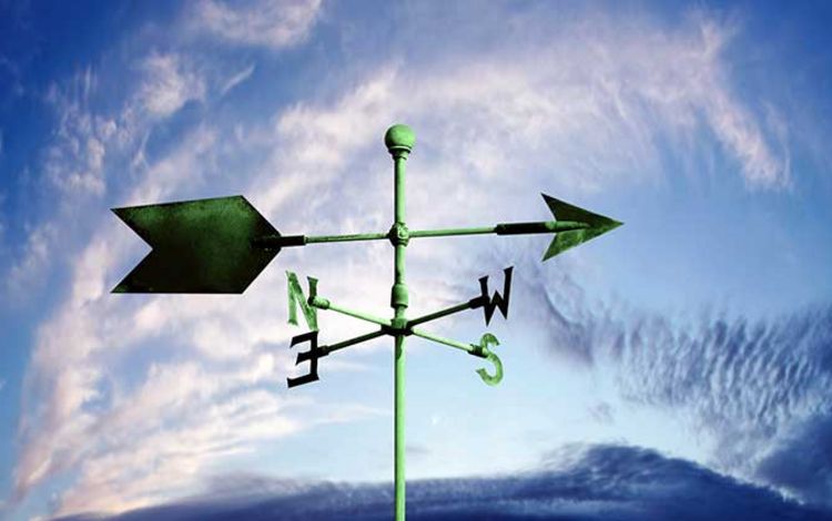 Windfahne zeigt Windrichtung an